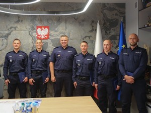 Komendant Wojewódzki Policji w Krakowie wraz z wyróżnionymi policjantami