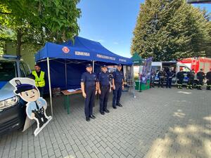 służby mundurowe policjanci, strażacy, żołnierze stojący na baczność podczas hymnu RP