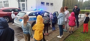 dzieci w towarzystwie policjantów oglądają radiowóz