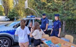 policjanci podczas pikniku rozmawiają z grupą dzieci
