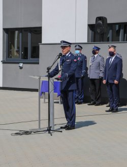 21. Komendant Wojewódzki Policji w Krakowie w trakcie przemowy po zakończonym ślubowaniu.