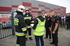 Ćwiczenia służb ratunkowych na terenie firmy Protech w Zatorze  30.09.2023  strażacy kierownik i pracownicy na miejscu zbiórki