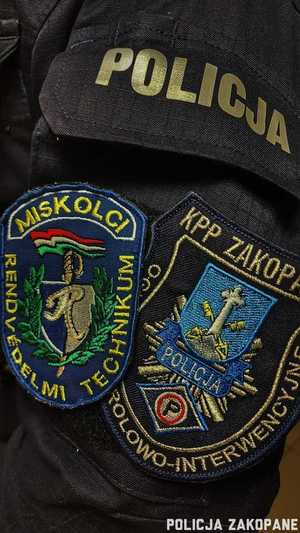 emblematy zakopiańskiej policji i węgierskiej