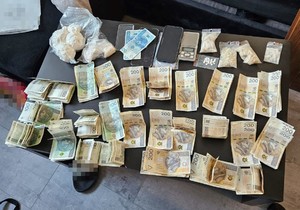 pieniądze, telefony i narkotyki ujawnione w domu zatrzymanego