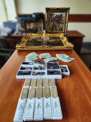 zabezpieczone sztaby srebra, obrazy i ledgery