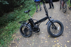 rower pokrzywdzonej w tle rower sprawcy oraz radiowóz