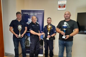 Policyjna drużyna wędkarska Michalski, Komendant, Boba Kuzia z pucharami na tle rollup
