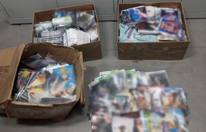 kilkaset nielegalnych płyt dvd znajdujących się na podłodze oraz w tekturowych pojemnikach