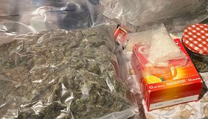 marihuana w wroku obok inne narkotyki w woreczku i portfel z gotówką._