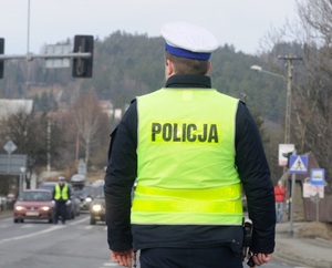 policjant drogówki stojący na ulicy