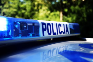 napis Policja na sygnałach świetlnych i dźwiękowych oznakowanego radiowozu