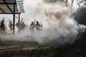 policjanci wchodzący do działań