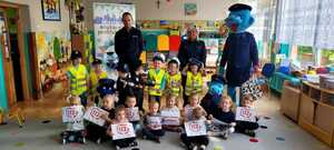 pamiątkowe zdjęcie policjantów z przedszkolakami i maskotkami policyjnymi