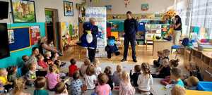 policjanci podczas prelekcji z przedszkolakami