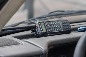 Radiostacja policyjna na podszybiu auta