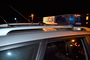 radiowóz w nocy włączona galeryjka