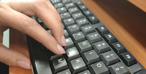 palce na klawiaturze