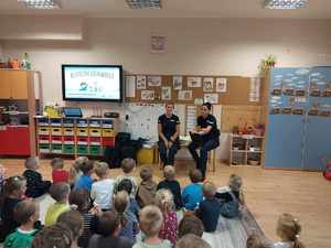 Spotkanie policjantek z dziećmi z przedszkola w Śledziejowicach