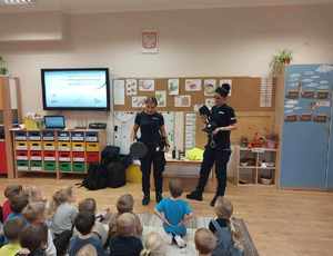Spotkanie policjantek z dziećmi z przedszkola w Śledziejowicach