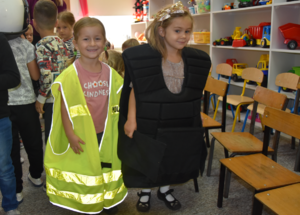 Dzieci ubrane w elementy policyjnego umundurowania