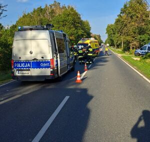 pojazdy zaparkowane wzdłuż ulicy