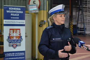 Policjantka ruchu drogowego udzialająca wywiadu na stacji diagnostycznej telewizji TVP3 Kraków