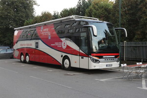 krwiobus zaparkowany przed budynkiem KWP