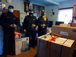policjanci z zakupionymi prezentami