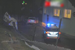 białe audi rozbite na betonowym murze