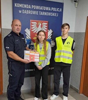 dzieci wraz z naczelnikiem Wydziału Prewencji i Ruchu Drogowego