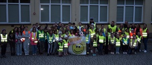 wspólne zdjęcie uczestnicy akcji, na zewnątrz ubrani w kmizelki odblaskowe, które się świecą