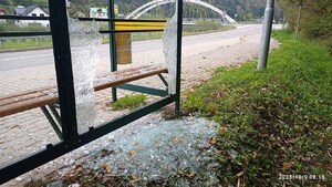 rozbita szyba w wiacie przystankowej, w tle most - fot. UMiGU Muszyna