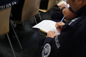 Policjant pisze egzamin z I pomocy