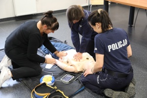 Policjantka kontroluje wykonanie ćwiczenia przez pracownika policji