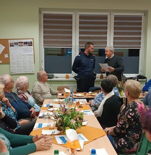 Klub seniora Remedium Oświęcim. Dzielnicowy na spotkaniu z seniorami