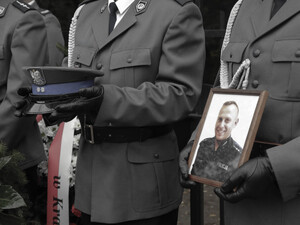 policjanci trzymają w rękach zdjęcie oraz czapkę aspiranta Leszka Kity