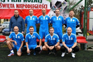 drużyna policjantów wraz z Zastępcą Komendanta Powiatowego