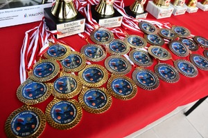 medale na stole - czerwone płutno
