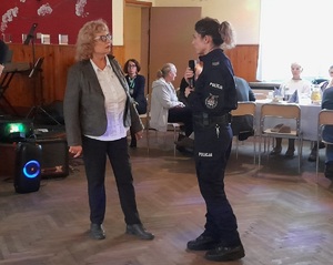 policjantka rozmawia z kobietą podczas spotkania