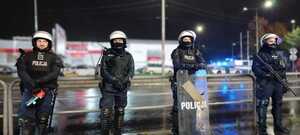 policjanci zabezpieczający mecz w katowicach