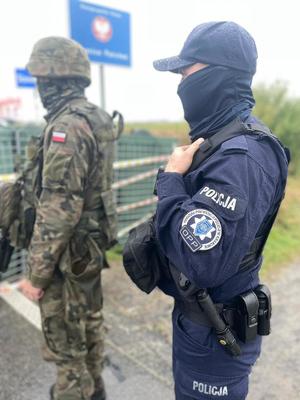 policjant OPP w Krakowie na granicy polsko-słowackiej