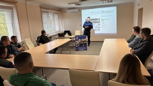 policjant na spotakniu w urzędzie pracy