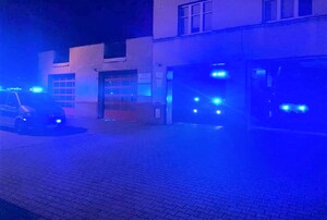 strażacy i policjanci oddają hołd właczajac sygnały uprzywilejowania