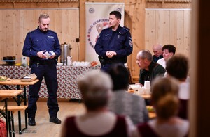 policjanci na spotkaniu z seniorami