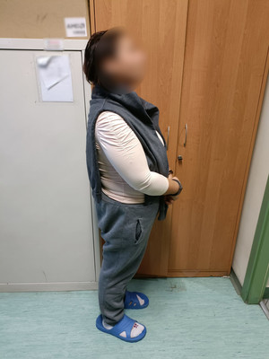 zatrzymana kobieta oczekująca na przesłuchanie w jednym z pomieszczeń policyjnej jednostki