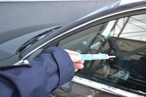 KPP Oświęcim Policjant przeprowadza badanie kierowcy przy użyciu narkotester