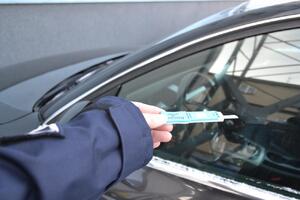 KPP Oświęcim Policjant przeprowadza badanie kierowcy przy użyciu narkotester