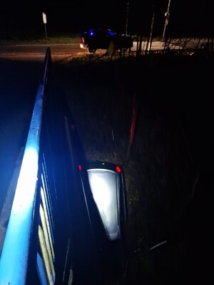 samochód zjechał ze skarpy do koryta rzeki (widoczny dach i tył pojazdu)