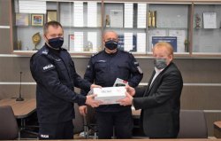 Komendant Powiatowy, Komendant komisariatu w Zielonkach oraz Wójt Gminy Zielonki przekazujący sprzęt - kamerę termowizyjną