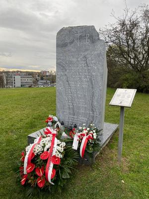 Tablica pamięci policjantów na terenie byłego obozu w Płaszowie